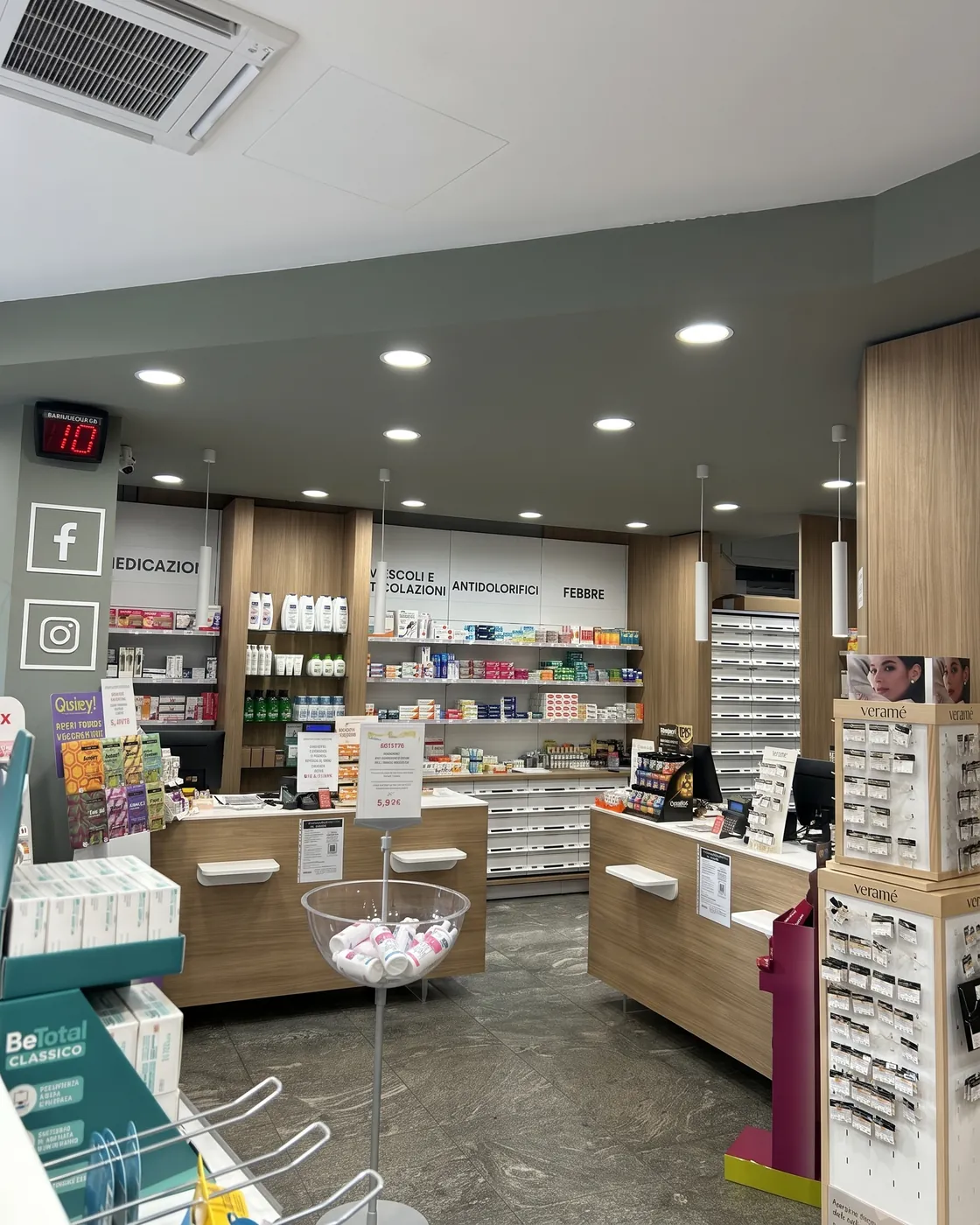 Il banco della Farmacia Foroni, con gli scaffali dei farmaci