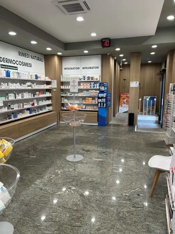 La sala con i reparti dermocosmesi, rimedi naturali e integratori