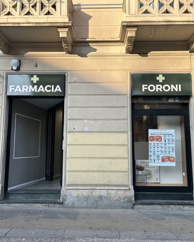 L'ingresso della Farmacia Foroni in via Candia 5/D, con le insegne verdi
